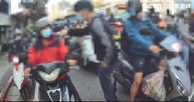 小黃司機向機車騎士嗆聲，結果反而被警方打臉。（圖／翻攝畫面）