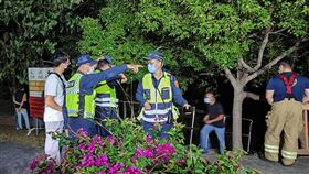 台南永康科工區滯洪池發現2浮屍台南市政府消防局19日晚間獲報，在永康區永科五路與王田大道路口附近的滯洪池發現浮屍，消防人員到場後在較靠岸邊處拉起男性浮屍，又在近滯洪池中央處撈起女性浮屍，兩人都已明顯死亡，已交由警方進一步偵辦。中央社記者楊思瑞攝  111年11月19日