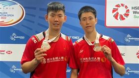 ▲中國「新雙塔」劉雨辰、歐烜屹花費44分鐘直落二擊敗馬來西亞，奪得今年第2冠。（圖／翻攝自劉雨辰微博）