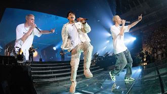 演唱會唱一半被卡歌　他衝上台對嗆周湯豪