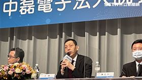 中磊電子董事長王煒宣布營收表現。（圖／記者吳康瑋攝）