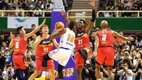 「魔獸」霍華德遭太陽球員包夾。（圖／T1聯盟提供）