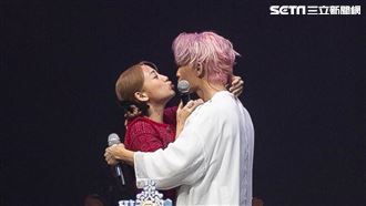 才爆閃婚！炎亞綸「當眾親吻」鬼鬼示愛