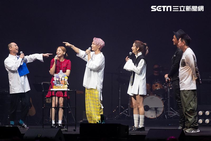「嗨！營業中」成員庹宗康、吳映潔、姚元浩、浩子、莎莎驚喜現身炎亞綸炎宇宙演唱會。（圖／記者楊澍攝影）