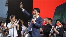 賴清德第3度為Kolas助講（1）民進黨花蓮縣長候選人Kolas Yotaka（左白衣者）20日在花蓮市自由廣場舉行大造勢活動，副總統賴清德（前中）第3度為Kolas站台助選。中央社記者李先鳳攝  111年11月20日