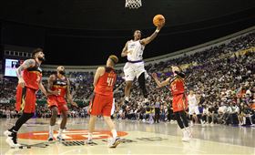 「魔獸」霍華德遭太陽球員包夾。（圖／T1聯盟提供）