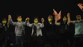 蔡總統：改革需挺身而出「新北大翻新、樹林一起拼」造勢大會20日晚間在樹林區育林國小舉行，民進黨主席、總統蔡英文（左3）和前副總統陳建仁（右3）到場站台，呼籲選民支持民進黨新北市長候選人林佳龍（左2）。蔡總統表示，改革的路上需台灣人民一起挺身而出。中央社記者黃旭昇新北攝  111年11月20日