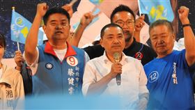 侯友宜超級星期天造勢活動選前超級星期天，國民黨新北市長候選人侯友宜（前右2）20日在新莊舉辦造勢晚會，吸引上萬民眾參與。中央社記者王鴻國攝  111年11月20日