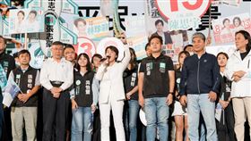 選前週日造勢晚會　黃珊珊因兒子書信支持而落淚(圖/翻攝自柯文哲臉書)