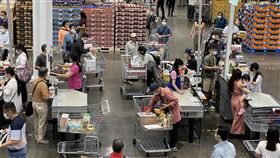 民眾赴內湖好市多採購（2）有鑒於防疫升級，美式賣場業者好市多12日表示，自11 日起，賣場消毒頻率增加，上午也將餐飲區桌椅全數撤掉，並實行人流控管，讓館內人數維持在平時的80%。圖為好市多內湖門市12日晚間購物人潮。中央社記者王飛華攝  110年5月12日