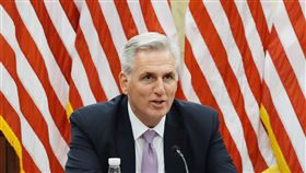 眾院共和黨領袖麥卡錫呼籲強化美台關係美國眾議院共和黨領袖麥卡錫呼籲美國國會必須持續採取行動，不僅威嚇共產中國，還要加強與台灣的關係。他也提出多項解決方案，包括考慮增加對台軍售、允許台灣參與環太平洋軍演等軍事演習等。中央社記者江今葉華盛頓攝  111年7月21日