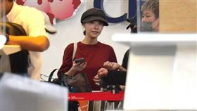 ▲因為未戴口罩，深田詠美很容易被認出。（圖／本刊攝影組／CTWANT提供）