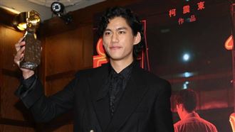 朱軒洋路邊抽菸被拍　腳傷恢復狀況曝光