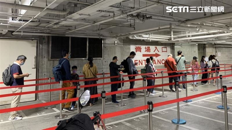 直擊／比去年少！好市多黑購節僅16人排隊