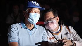 T1雲豹迎戰太陽　郭台銘鄭文燦觀賽（2）T1聯盟桃園永豐雲豹20日對決台中太陽，吸引許多球迷進場為球星「魔獸」霍華德加油，鴻海集團創辦人郭台銘（左）與桃園市長鄭文燦（右）也現身觀賽，兩人交換意見。中央社記者吳家昇攝　111年11月20日