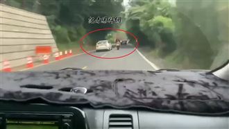 北宜四輪鬼切！重機急閃撞護欄慘摔畫面曝