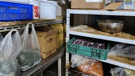 潭子，麵包店，投訴，環境髒亂，食材堆放地上，食安處稽查，蟑螂排泄物 (圖／翻攝自記者爆料網)