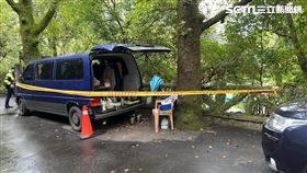 抗議天王柯賜海陳屍藍色廂型車內。（圖／翻攝畫面）