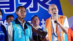 韓國瑜屏東輔選蘇清泉國民黨屏東縣長參選人蘇清泉（前左）6日晚間在東港東隆宮舉辦造勢晚會，前高雄市長韓國瑜（前右）站台助講，韓國瑜大讚蘇清泉以醫者角度發自內心關懷鄉親，期待為屏東帶來改變；他並表示，若未來蘇清泉順利當選，找他當志工，將不收薪水，幫忙賣屏東農漁產品。中央社記者李卉婷攝  111年11月6日
