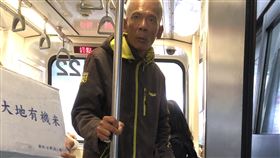 「抗議天王」柯賜海近況曝光！步履蹣跚搭捷運沒人認出
圖／鏡週刊授權