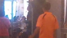 網紅憶柯賜海父愛一面，在地下街推嬰兒床。（圖／翻攝「拍桌少女的日常」臉書）