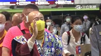 蓮生活佛盧勝彥返台　帶領基金會佈施行善