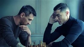 卡達世界盃開幕之際，LV釋出天王球星梅西（左）與C羅（右）合體照掀起討論。（圖取自instagram.com/louisvuitton）