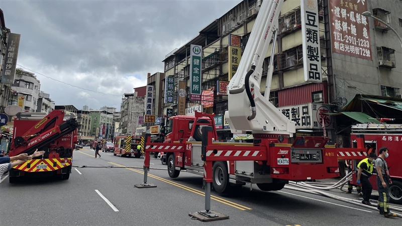 新／新店建國市場竄火！　濃煙直竄天際