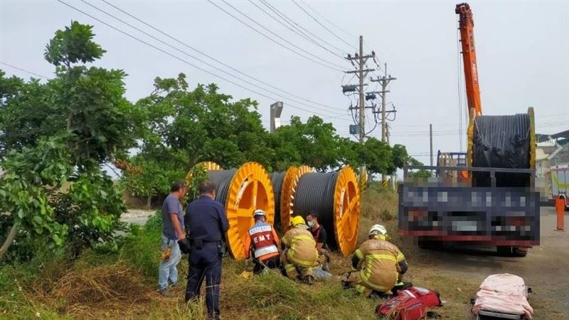操作吊桿觸電！吊車司機當場休克搶救中