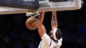 「一眉哥」戴維斯（Anthony Davis）轟下30分18籃板主宰禁區。（圖／翻攝自湖人推特）
