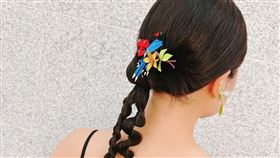 ▲阿白配戴春仔花。（圖/翻攝自阿白 劉胤含臉書粉絲頁）