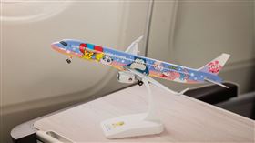 華航皮卡丘彩繪機周邊商品,華航提供