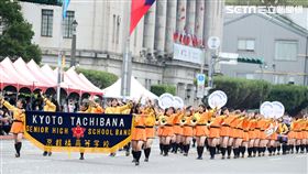 中華民國111年國慶日日本「橘色惡魔」橘高校國慶表演，元氣滿滿，隊伍超整齊。（記者邱榮吉/攝影）