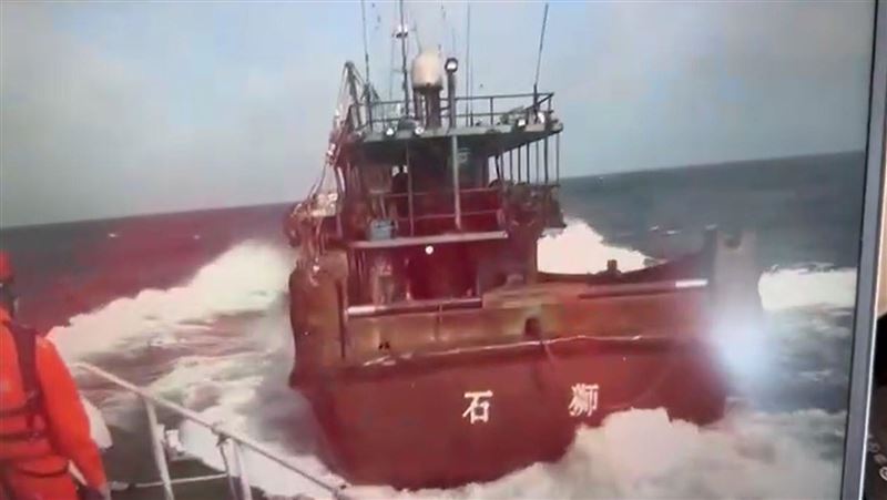 大陸漁船越界捕撈　台中海巡強勢登船扣押