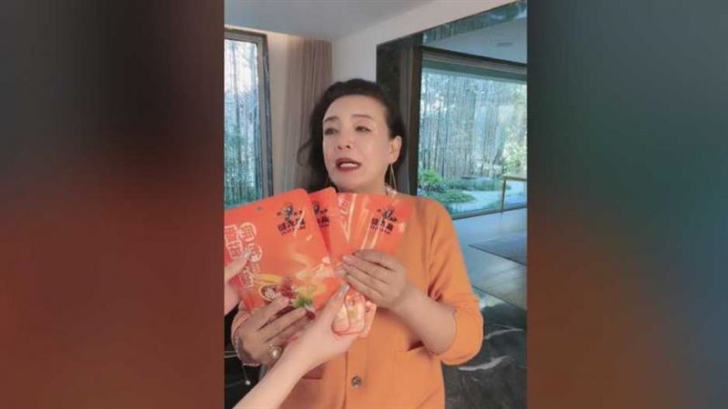 邊罵邊賣貨！張蘭直播開嗆徐家「太醜陋」