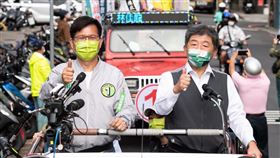 台北市長候選人陳時中、民進黨新北市長候選人林佳龍今（21）日上午合體進行「雙北龍中來、鬥陣作夥贏」車隊掃街。（圖／林佳龍競辧提供)