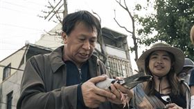 《一家子兒咕咕叫》游安順與鴿子培養感情。（圖／台北双喜電影提供）