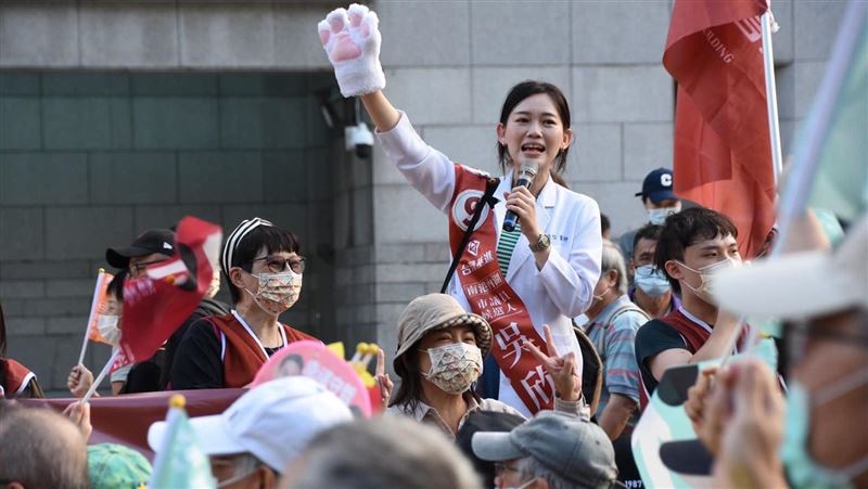 沒露也有料！身著醫師袍的她政見影音爆紅