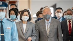 張忠謀 蔡英文 （圖／翻攝自蔡英文臉書）
