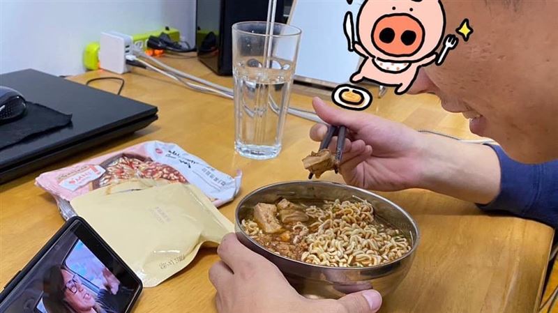 泡麵「料包」先後？網推男神版：更入味！