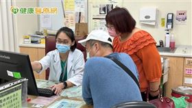 楊韻如醫師提醒，骨質疏鬆症患者的骨折機率較一般人要來得高，特別是年長者很可能因此長期臥床，導致行動力與體力下降，提高死亡率風險，因此高風險族群最好定期檢查。