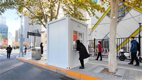 北京22日起對所有進返京人員實施3天3檢北京市當局今天宣布，22日起對所有進返京人員實行落地3天3檢，每天須完成一次核酸檢測，陰性結果未出前，居家不外出。圖為北京朝陽區核心區新增一處社會面核酸檢測點。（中新社提供）中央社  111年11月21日