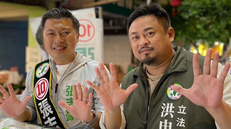 心靈富有立委挺赤貧議員！洪申翰挺張志豪