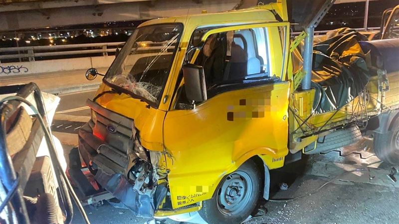 小貨車中山橋衝進施工區！4車追撞4人送醫