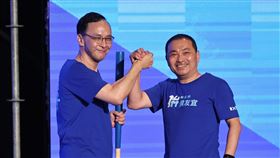 國民黨全代會登場　朱立倫侯友宜握手國民黨28日在桃園召開第21屆第2次全國代表大會，開幕式以「棒球」為主題，國民黨所有縣市長參選人依序出列，黨主席朱立倫（左）與新北市長侯友宜（右）握手後交接球棒，盼年底選戰擊出全壘打。中央社記者王飛華攝　111年8月28日