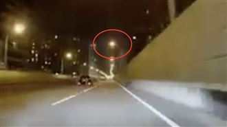 重機撞計程車「路燈突滅」！網驚：毛毛的