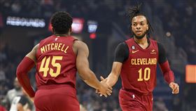 ▲米契爾（Donovan Mitchell）、賈蘭德（Darius Garland）合攻55分，騎士擊敗老鷹升上東區第3。（圖／美聯社／達志影像）