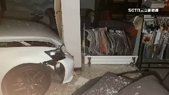 台中女開「朋友的車」　失控暴衝撞寢具店