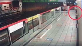 北市謝姓工程師在捷運忠義站月台全裸自拍並上傳推特。（圖／翻攝畫面）