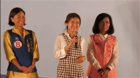 台北市議員游淑慧南下站台，還展現好歌喉，接連唱了《追追追》、《愛情限時批》兩首歌，贏得好評。（圖／截自謝龍介臉書）